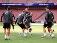 Los jugadores del Atlético de Madrid, durante el entrenamiento de este lunes en el Emirates Stadium de Londres.