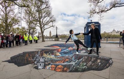 Los actores Peter Capaldi y Pearl Mackie posan para una foto junto a un dibujo 3D realizado en la acera que representa un extraño paisaje para celebrar las nueva series de 'Doctor Who', en Londres (Reino Unido)