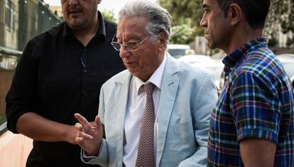 Agentes de la Guardia Civil custodian a Juan Padrón, detenido en Tenerife.