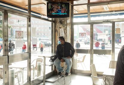 Uno de los hombres que espera su oportunidad en la cafetería Yakarta, donde se concentran en busca de un trabajo.