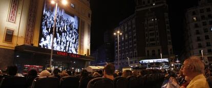 Un momento de la proyección de la película en la fachada de los cines Callao.