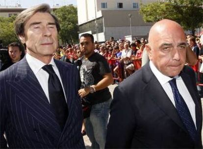 El director deportivo del Milán AC, Arriedo Braida y el vicepresidente de este club, Adriano Galliani han viajado a Sevilla para acompañar al equipo andaluz
