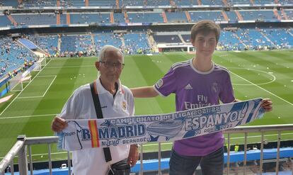 Carlos García, a la derecha de la imagen, junto a su abuelo Ernesto en el estadio Santiago Bernabéu el pasado abril.