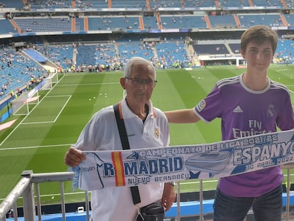 Carlos García, a la derecha de la imagen, junto a su abuelo Ernesto en el estadio Santiago Bernabéu el pasado abril.