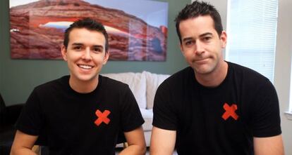 Blake Lynch (izq.) con Brett Donnelly, su pareja y también activista de Bannedforlife.com