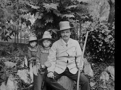 Autoretrat d&rsquo;August Strindberg, amb les seves filles Karin i Greta, a Gersau (Su&iuml;ssa).