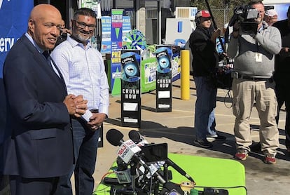 El jefe de operaciones de la loteria de Carolina del Sur, Tony Cooper, y el dueño de KC Mart, CJ Patel, Simpsonville.