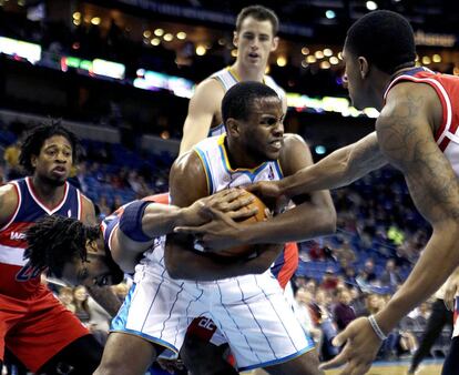 Darius Miller, de los New Orleans Ornets, atrapa el balón ante Nene y Bradley Beal, de los Washington Wizards