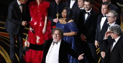 El productor Charles B. Wessler con el queipode Green Book tras ganar el Oscar a la mejor Película