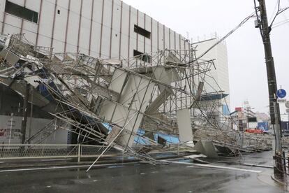 Un edificio derribado en Osaka (Japón) por el paso del tifón Jebi.