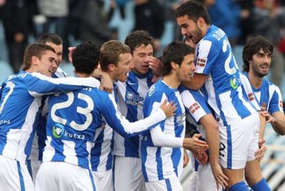 Los jugadores de la Real celebran uno de los cinco goles.