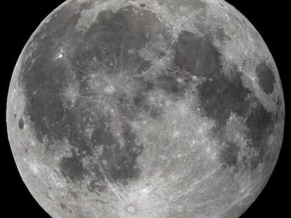 Fotografía resultado de un mosaico de 40 imágenes individuales de diferentes partes de la Luna.