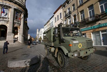 Soldados del Ejército belga patrullan las calles de Molenbeek. Los cerca de 100.00 habitantes de este barrio bruselense conviven con redadas y una fuerte presencia policial desde los atentados de París el pasado noviembre. Al menos tres de los presuntos autores de la matanza de la capital francesa proceden de aquí.