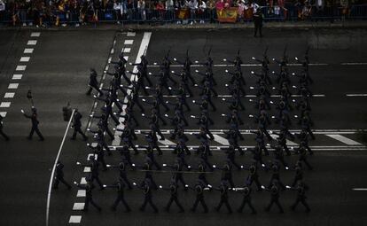 Militares desfilan por el centro de Madrid durante las celebraciones del 12 de Octubre.