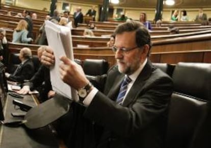 El presidente del Gobierno, Mariano Rajoy, en su escaño momentos antes del inicio de la sesión de control al Ejecutivo, esta mañana en el Congreso de los Diputados.