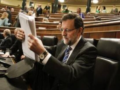 El presidente del Gobierno, Mariano Rajoy, en su escaño momentos antes del inicio de la sesión de control al Ejecutivo, esta mañana en el Congreso de los Diputados.