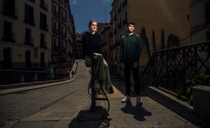 Carlota García, de 18 años, y Javier Tardío, de 19, en la zona de Ópera en Madrid.