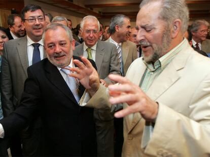 Andrés Ocaña, tras ser elegido ayer el nuevo alcalde de Córdoba junto a Julio Anguita, ex coordinador de IU y ex alcalde de la ciudad.