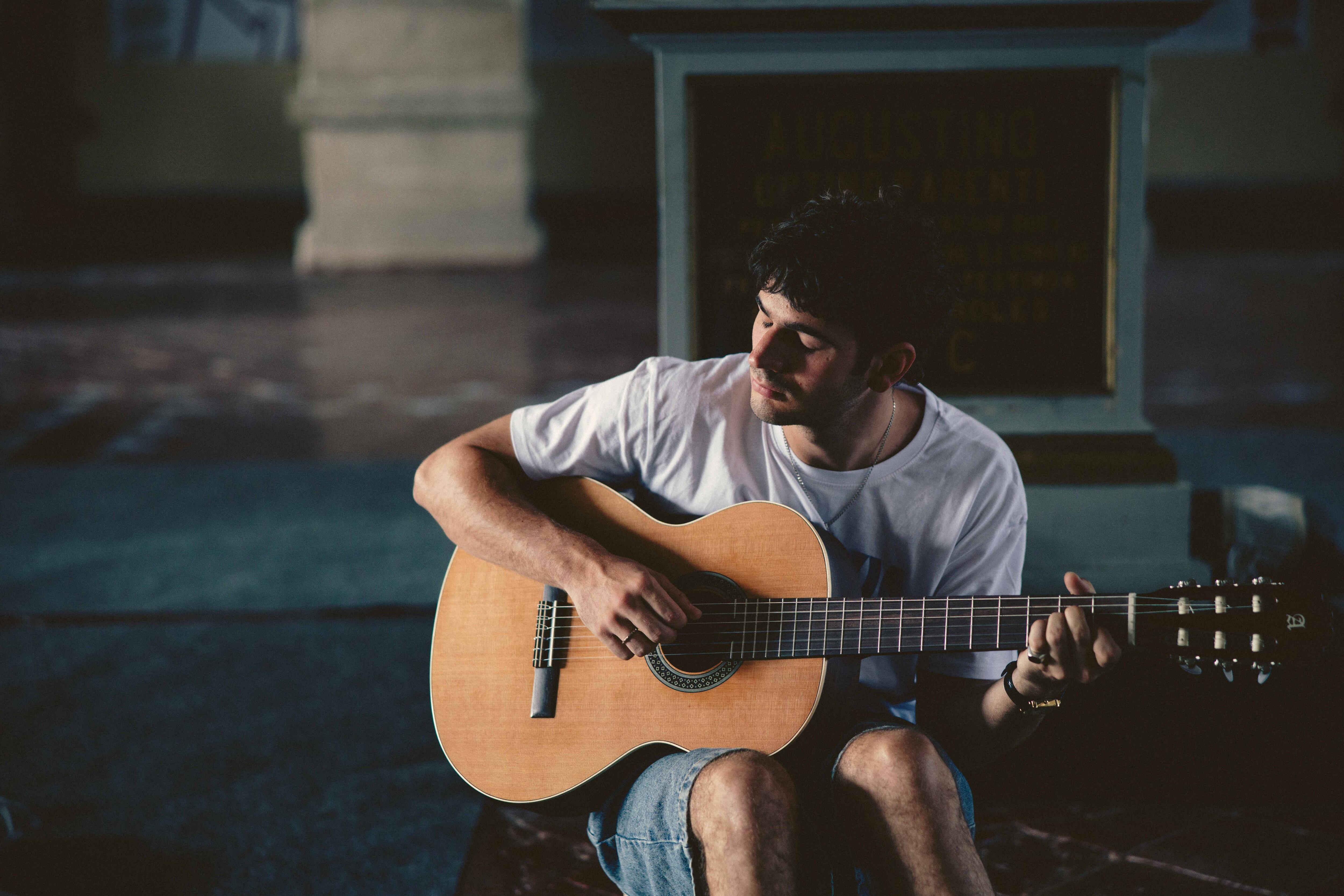 Un estudiante toca la guitarra durante las actividades del pasado martes en El Escorial, en una imagen cedida por la organización.