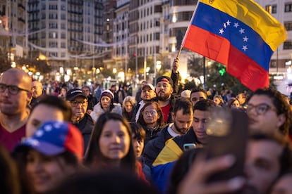 Decenas de venezolanos durante la manifestacin en apoyo a Edmundo Gonzlez, convocada en Valencia.