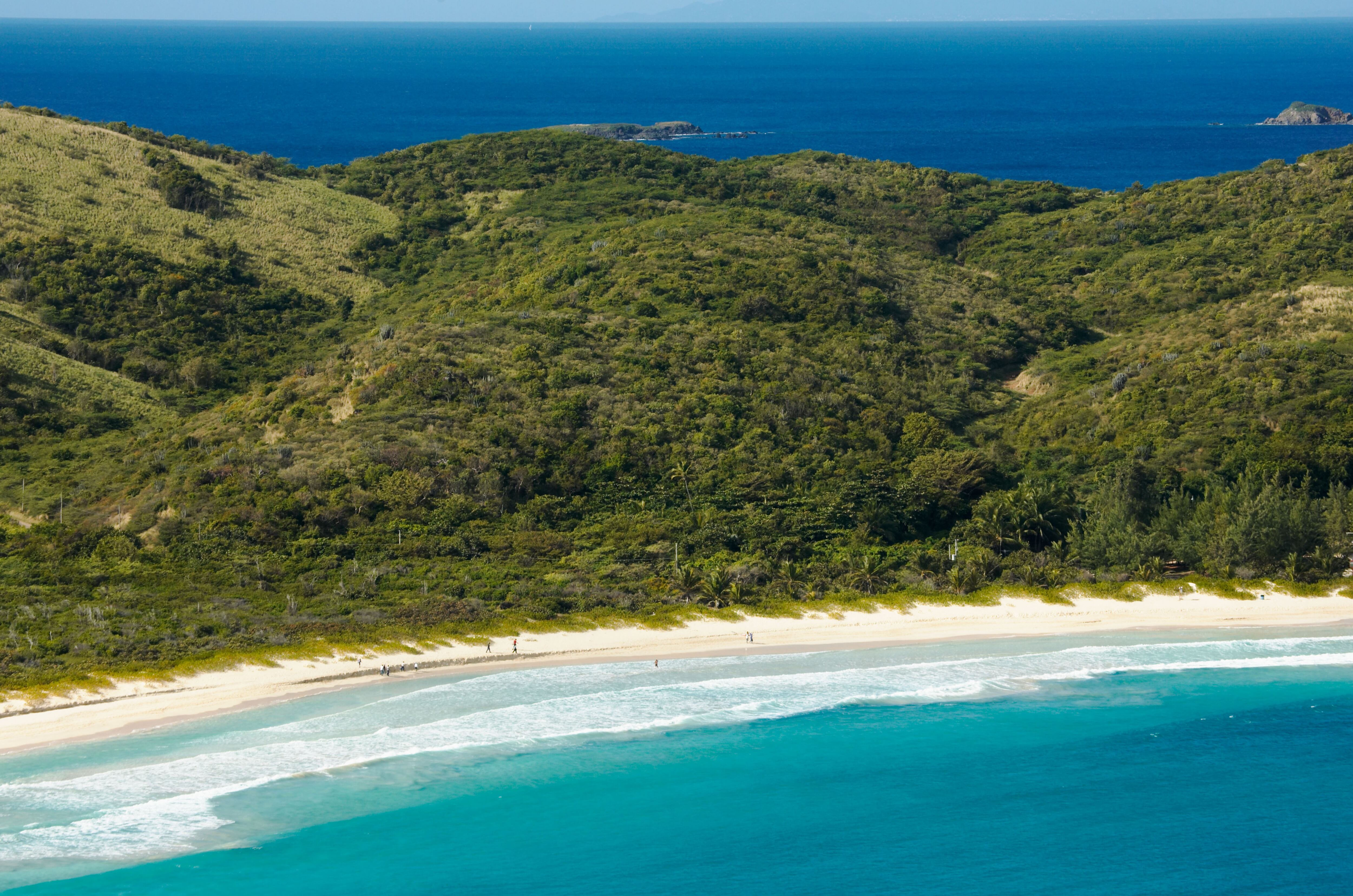 Fotografía aérea de playa Flamenco, en Isla Culebra.