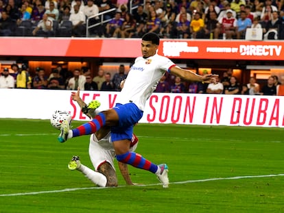 Araujo disputa un balón ante Gabriel Jesús, durante el partido entre el Barça y el Arsenal.