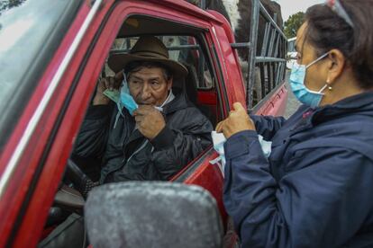 Funcionarios del ministerio ecuatoriano de Salud entregan mascarillas a los vecinos del volcán Cotopaxi.