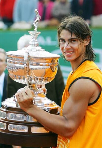 Nadal sostiene el trofeo de ganador del Conde de Godó.