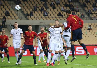 El delantero español Álvaro Morata marca de cabeza el primer gol español tras un saque de esquina.