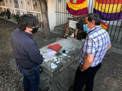 Quim Torra y Carles Puigdemont en Colliure (Francia) ante la tumba del poeta Antonio Machado el pasado sábado.