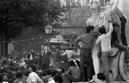 Intervención de Enrique Tierno Galván con motivo de los actos de celebración de la fiesta del Dos de Mayo, Malasaña, en 1979.