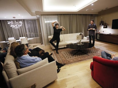 Los actores Darío Frías, Raúl Mérida y Sara Sálamo representan la obra Felicidad a domicilio en la suit del Hotel Eurobuilding.