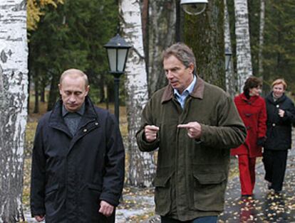 Vladimir Putin y Tony Blair pasean por un parque de Zavdovo antes de su reunin.