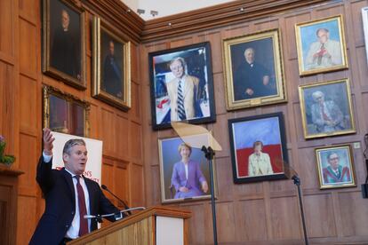 El líder del Partido Laborista, Keir Starmer, interviene en la Universidad de Queen en Belfast sobre el Protocolo de Irlanda del Norte ante el Brexit, el 13 de enero de 2023. 