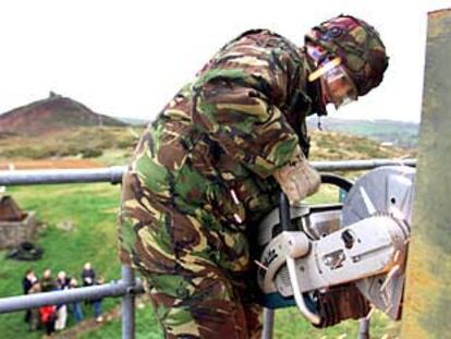 Un soldado británico trabaja en el desmantelamiento de un fortín militar en Camlough, en Irlanda del Norte.