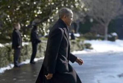 El presidente de Estados Unidos, Barack Obama, se dirige al helicóptero Marine One, en la Casa Blanca, Washington DC (Estados Unidos), este viernes 14 de febrero de 2014.