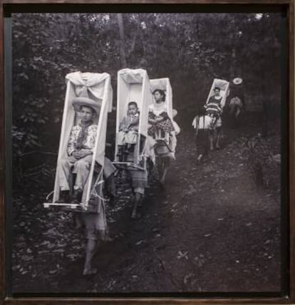 'Chamulas cargando las sillas de camino' (ca. 1955). Cedida por la exposición 'Imágenes para ver-te'