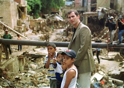 Acompañado de unos niños, visita en enero de 2000 uno de los barrios de Caracas afectados por las inundaciones. Venezuela acababa de sufrir uno de los peores desastres naturales de su historia debido a los corrimientos de tierras provocados por las fuertes lluvias, que causaron la muerte unas 25.000 personas.