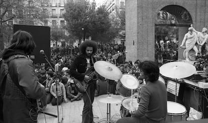 Los músicos amenizan las tradicionales fiestas en la plaza del Dos de Mayo en Malasaña (Madrid) que en 1978 tuvo un ambiente festivo, más festivo que la de 1977 que acabó con numerosos detenidos y varios heridos. Estas verbenas y su ambiente desenfadado, con participantes maquillados y disfrazados, fueron un referente festivo-juvenil durante la Transición.