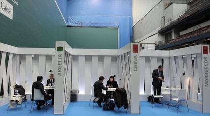 Espacio montado por Caixabank dentro del frontón para hacer las entrevistas