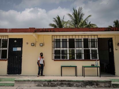 Un estudiante de la comunidad de Canasayab, en la escuela primaria "Venustiano Carranza", en el Estado de Campeche (México), en abril de 2021.