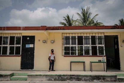 Un estudiante de la comunidad de Canasayab, en la escuela primaria "Venustiano Carranza", en el Estado de Campeche (México)