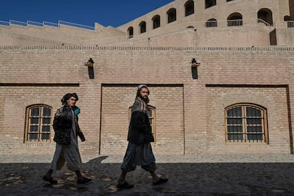Dos talibanes caminan dentro de la ciudadela de Herat, también conocida como la ciudadela de Alexander y localmente conocida como Qala Iktyaruddin.