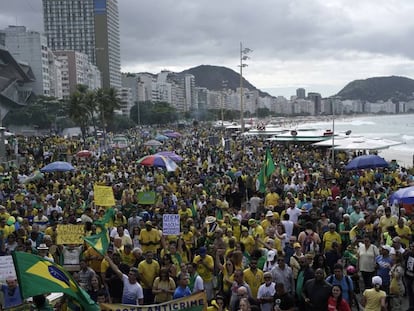 Apoiadores de Bolsonaro durante ato neste domingo na praia de Copacabana, no Rio de Janeiro