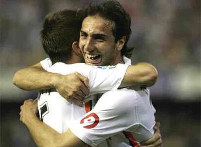 Joaqun se abraza a Moretti tras el primer gol del Valencia.