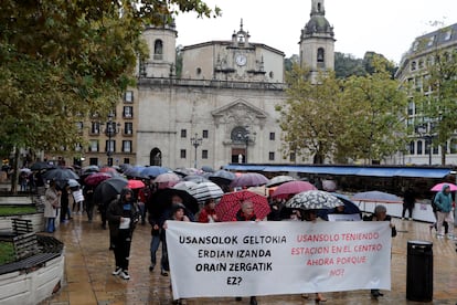 Manifestación de vecinos de Usansolo (Bizkaia) por la línea de Metro de Bilbao.