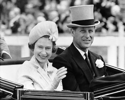 O príncipe Philip de Edimburgo e a rainha Elizabeth II vão às corridas de cavalos de Ascot (Reino Unido), em 19 de junho de 1962.