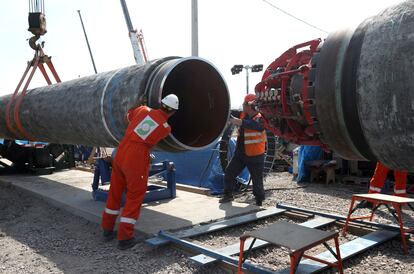 Trabajadores construyendo el gasoducto Nord Stream 2, cerca de la ciudad de Kingisepp (Rusia).