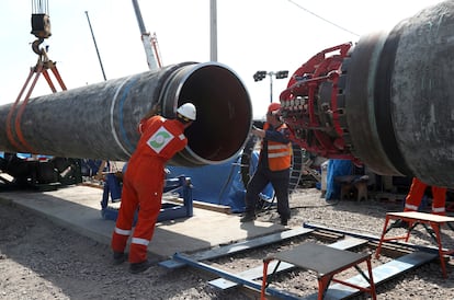 Trabajadores en la construcción del gaseoducto Nord Stream 2, cerca de la localidad de Kingisepp, en la región rusa de Leningrado, en junio de 2019.