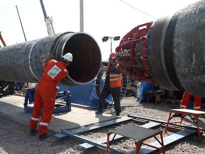 Trabajadores construyendo el gasoducto Nord Stream 2, cerca de la ciudad de Kingisepp (Rusia).